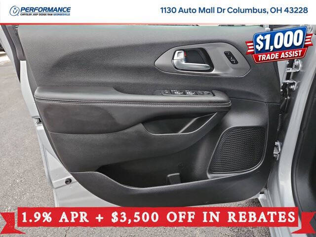 2026 Chrysler Pacifica Select