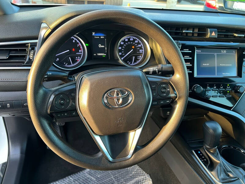 2018 Toyota Camry LE photo 17