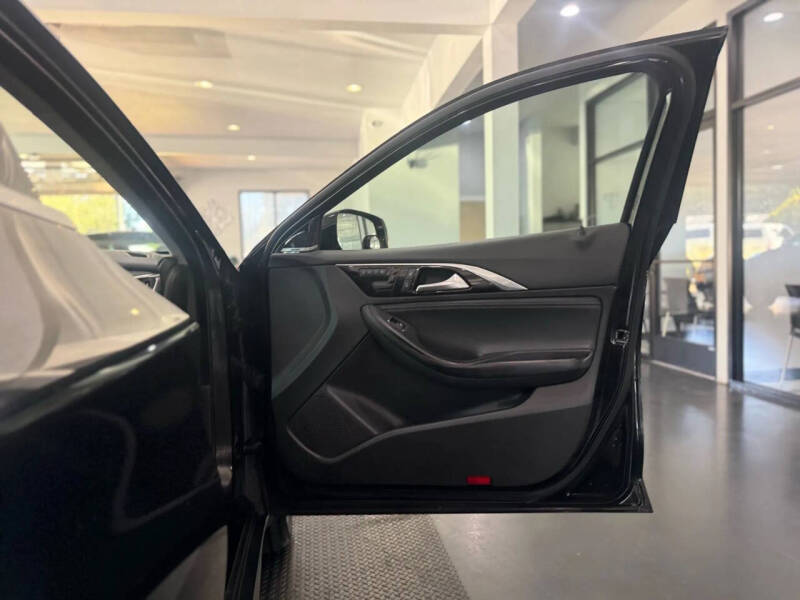 2017 Infiniti QX30 Premium