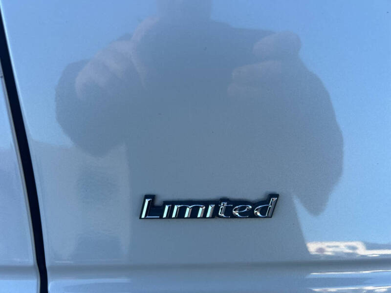 2005 Lincoln Town Car Signature Limited