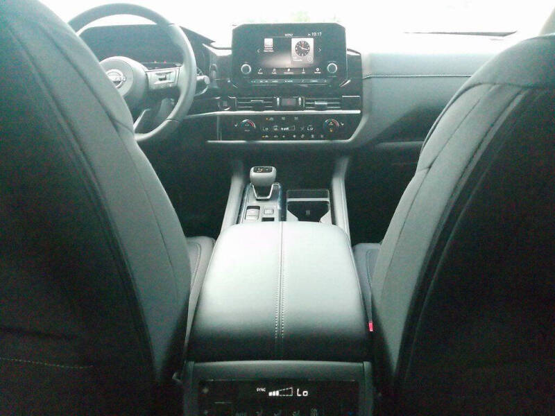 2025 Nissan Pathfinder SV