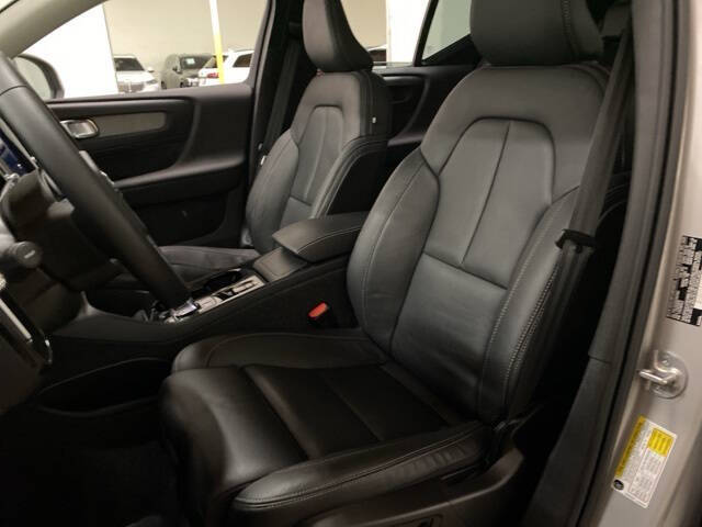 2025 Volvo XC40 B5 Plus Bright Theme