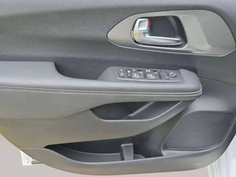 2025 Chrysler Voyager LX