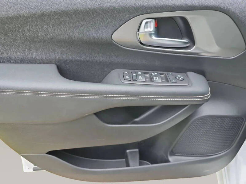 2025 Chrysler Voyager LX