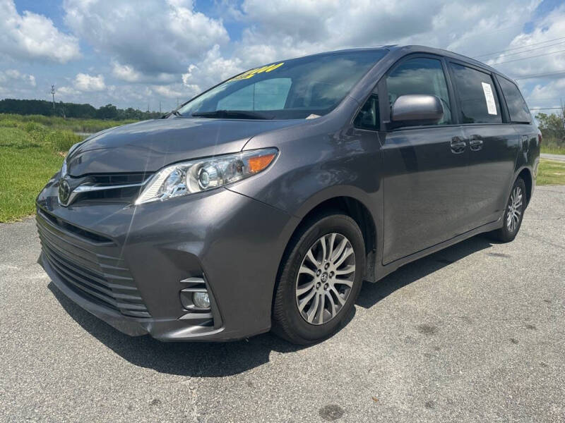 2020 Toyota Sienna XLE's photo