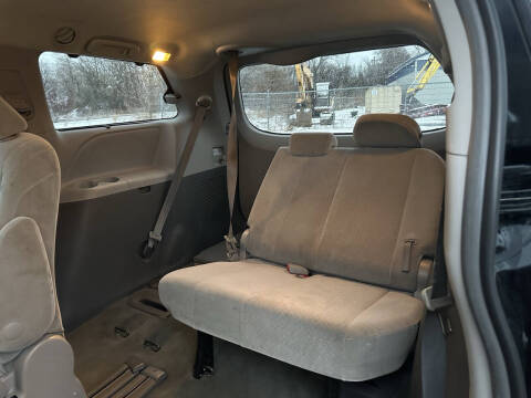 2017 Toyota Sienna LE 8-Passenger