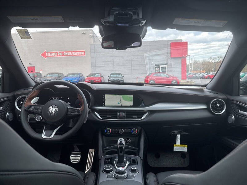2025 Alfa Romeo Stelvio Intensa