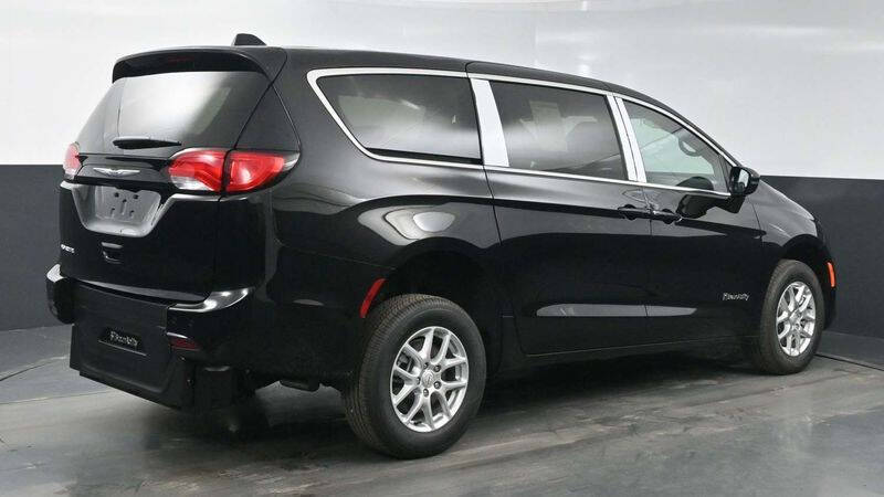 2025 Chrysler Voyager LX