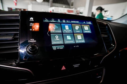 2022 Honda Pilot Touring w/Rear Captain's Chairs