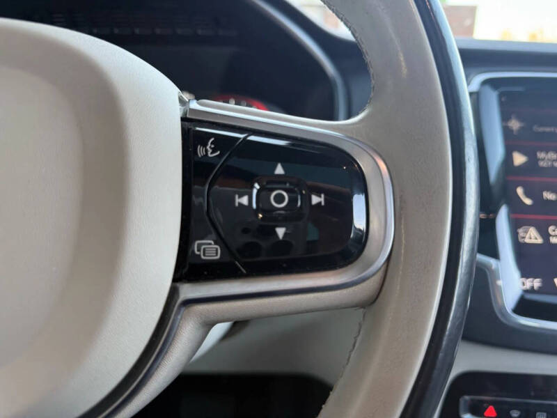 2016 Volvo XC90 T6 Momentum