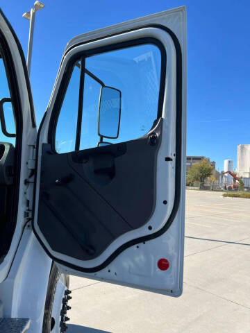 2011 Freightliner M2 106