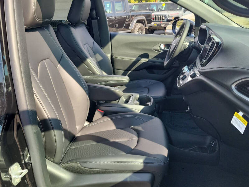 2027 Chrysler Pacifica Select