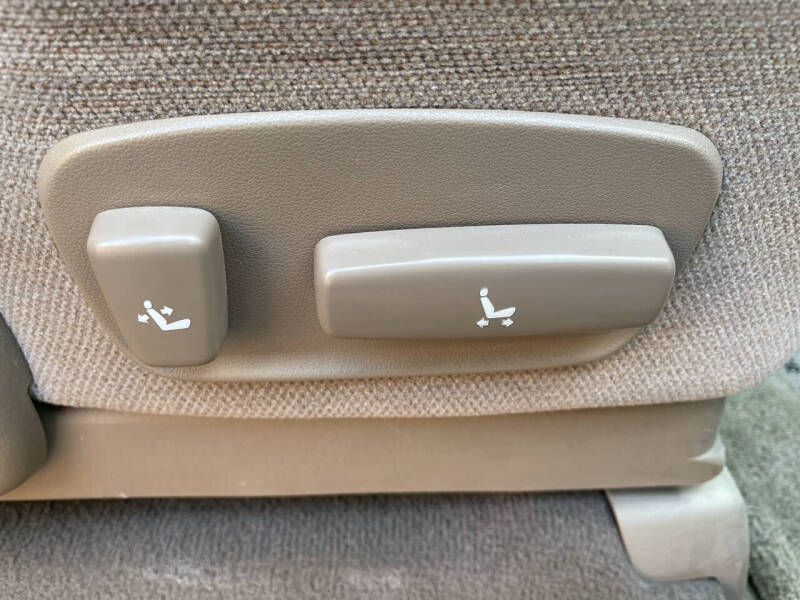 2004 Toyota Sequoia SR5