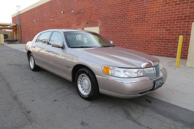 2001 Lincoln Town Car for sale at The Car Vendor LLC in Bellflower, CA