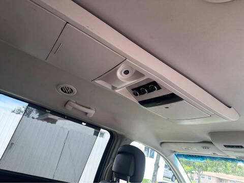 2011 Volkswagen Routan SE