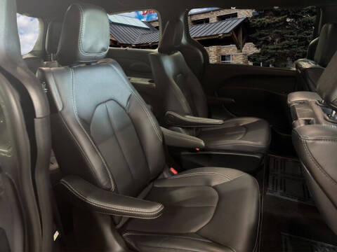 2025 Chrysler Pacifica Plug-In Hybrid Select