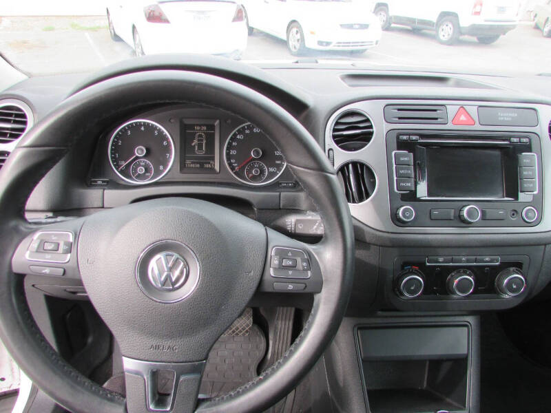 2011 Volkswagen Tiguan SE photo 26