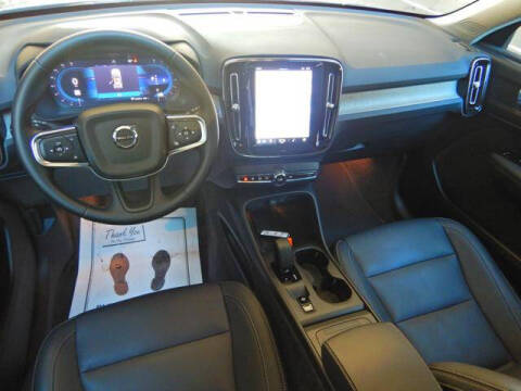 2025 Volvo XC40 B5 Core Bright Theme