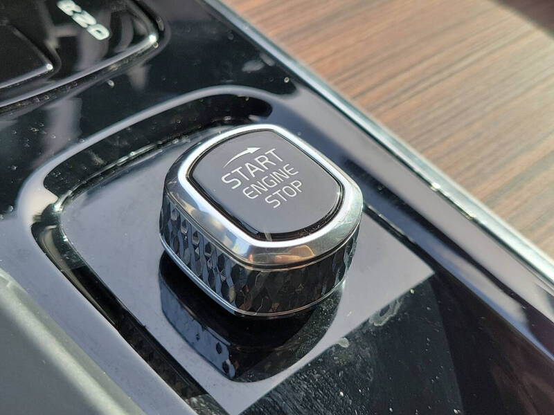 2023 Volvo XC60 B5 Plus Dark Theme