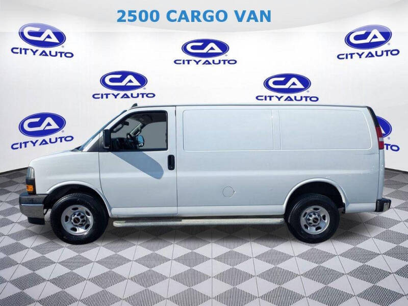 2023 GMC Savana Cargo Work Van's photo
