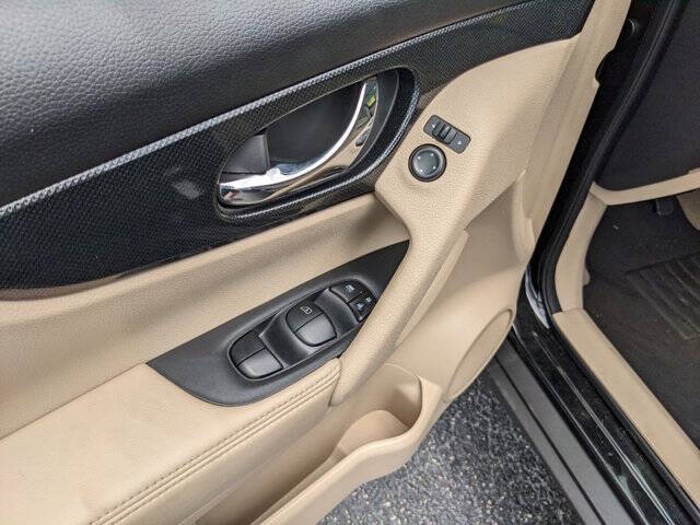 2015 Nissan Rogue 17