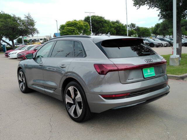 2022 Audi e-tron quattro Premium Plus