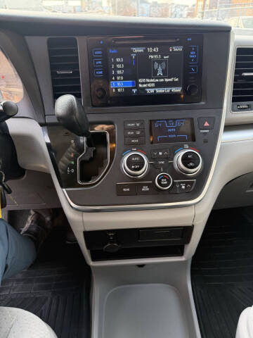 2015 Toyota Sienna LE 8-Passenger