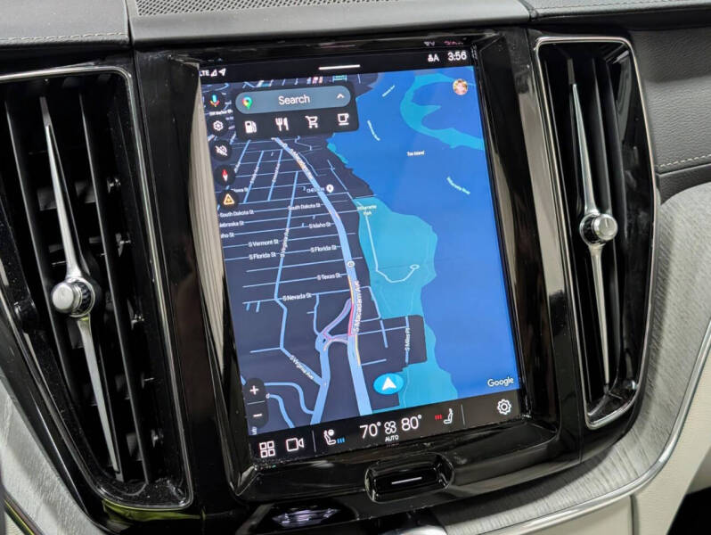 2024 Volvo XC60 B5 Ultimate Dark Theme