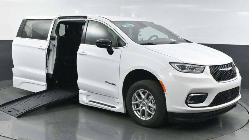 2025 Chrysler Pacifica Select's photo