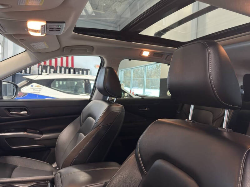 2024 Nissan Pathfinder SL