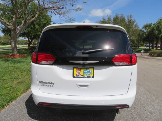 2025 Chrysler Voyager LX