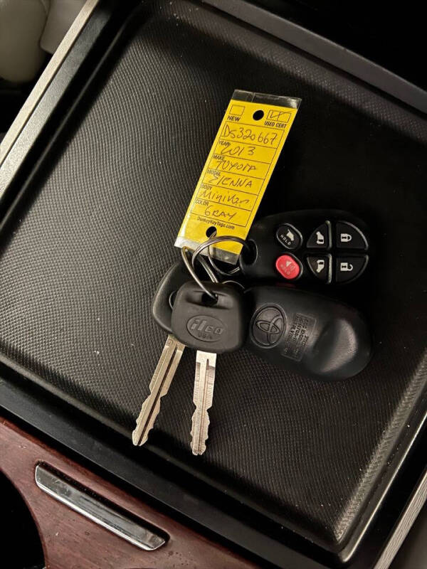 2013 Toyota Sienna XLE 7-Passenger Auto Access Seat