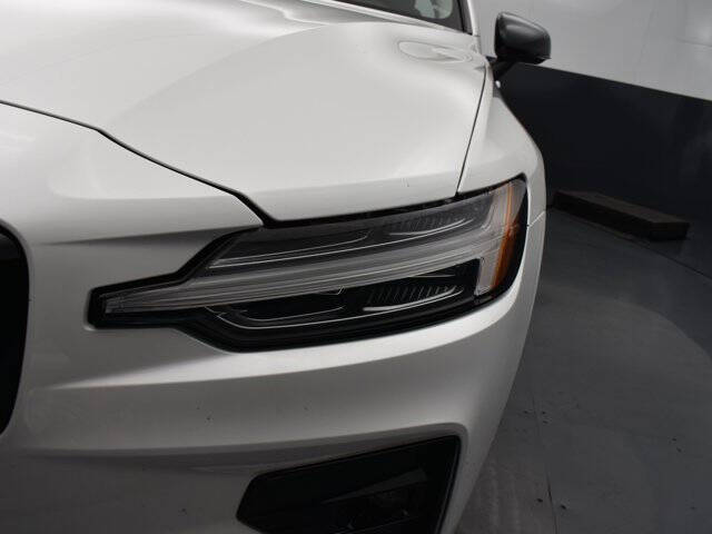 2024 Volvo S60 B5 Core Dark Theme