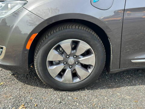 2017 Chrysler Pacifica Hybrid Platinum