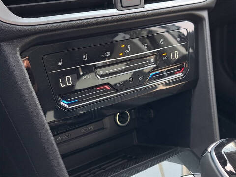 2025 Volkswagen Taos SEL 4Motion