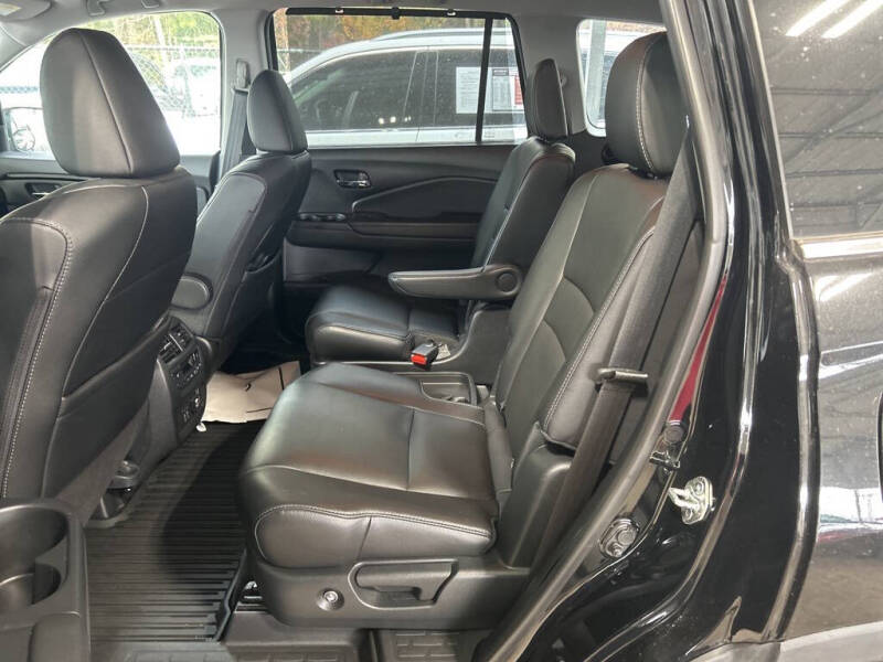 2019 Honda Pilot Touring w/Rear Captain's Chairs
