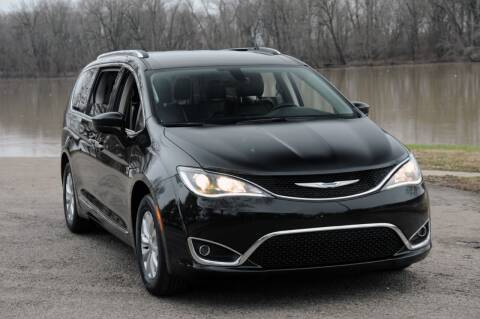2018 Chrysler Pacifica for sale at Auto House Superstore in Terre Haute IN