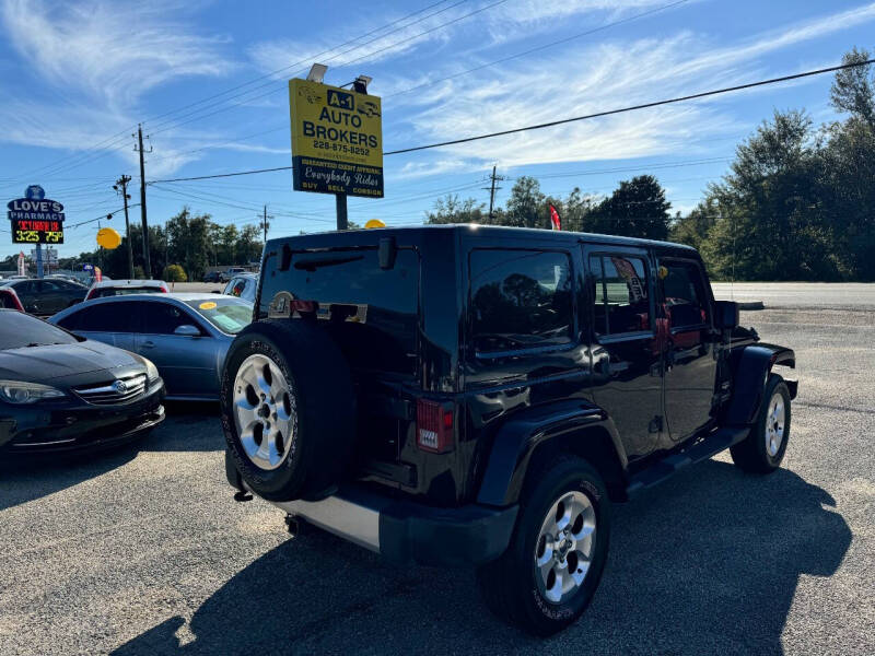 2013 Jeep Wrangler Unlimited Sahara photo 9