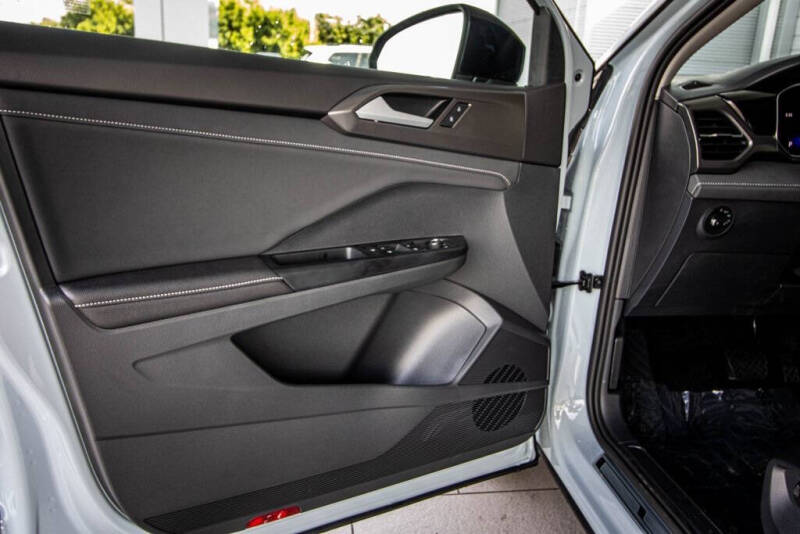 2026 Volkswagen Taos SE Black