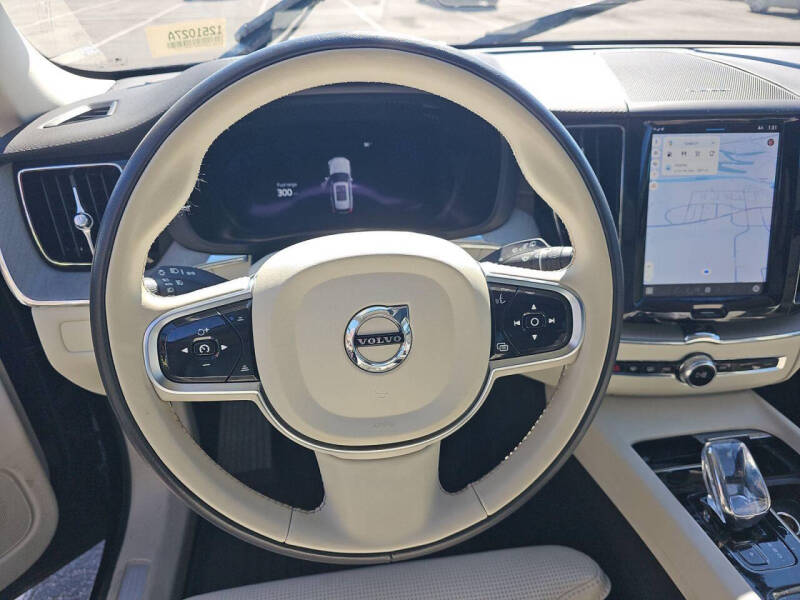 2024 Volvo XC60 B5 Ultimate Dark Theme