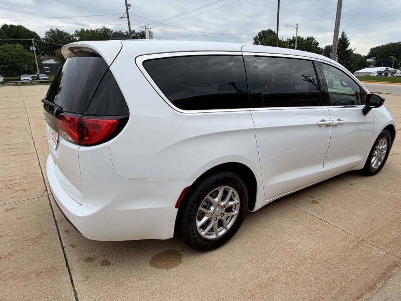 2027 Chrysler Pacifica LX