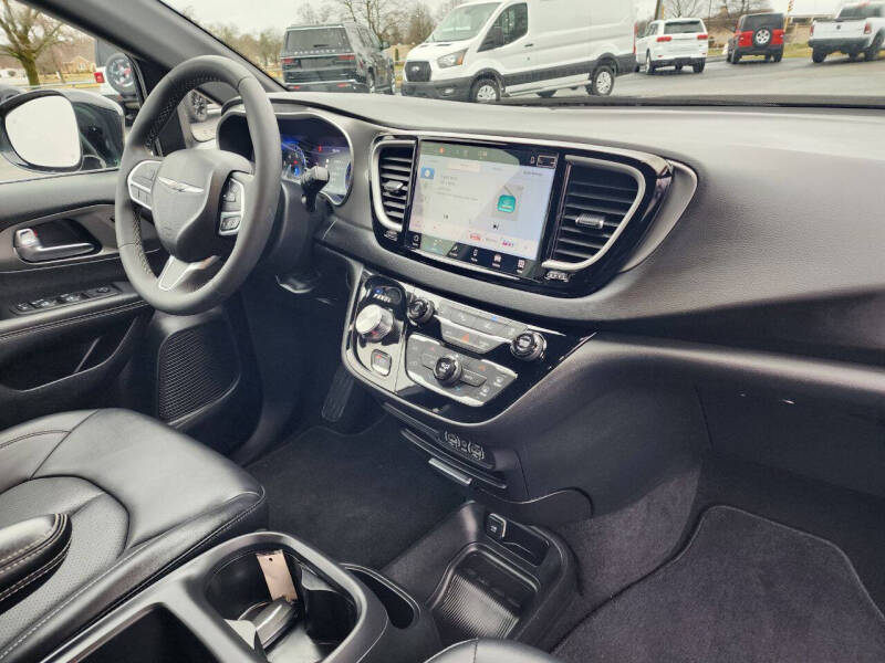 2025 Chrysler Pacifica Select