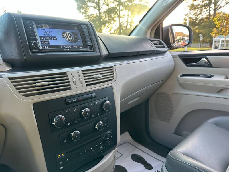 2011 Volkswagen Routan SE