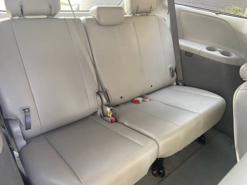 Image 9 of 2013 Toyota Sienna XLE 8-Passenger