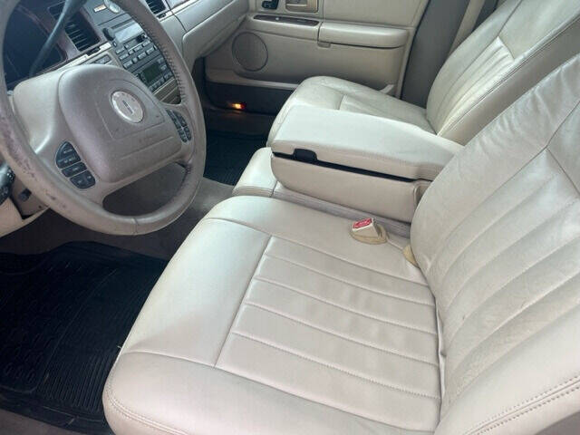 2004 Lincoln Town Car  - $5,995