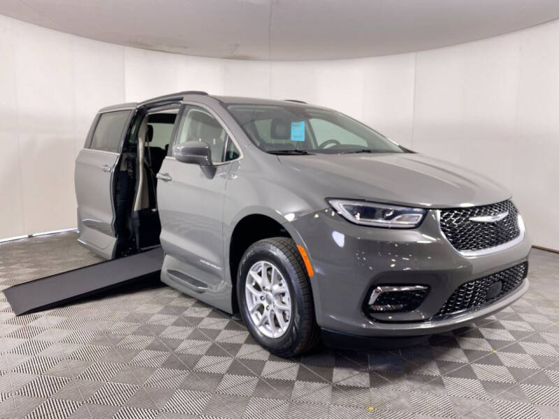 2022 Chrysler Pacifica Touring L's photo