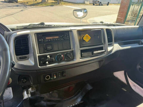 2013 Hino 268 25 FOOT BOX WITH LIFTGATE