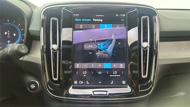 2024 Volvo XC40 B5 Plus Dark Theme