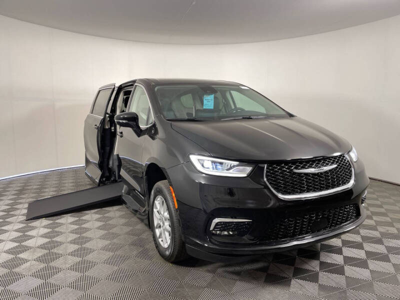 2024 Chrysler Pacifica Touring L's photo