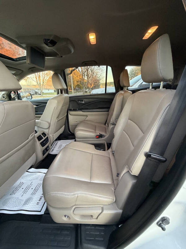 2021 Honda Pilot Touring w/Rear Captain's Chairs